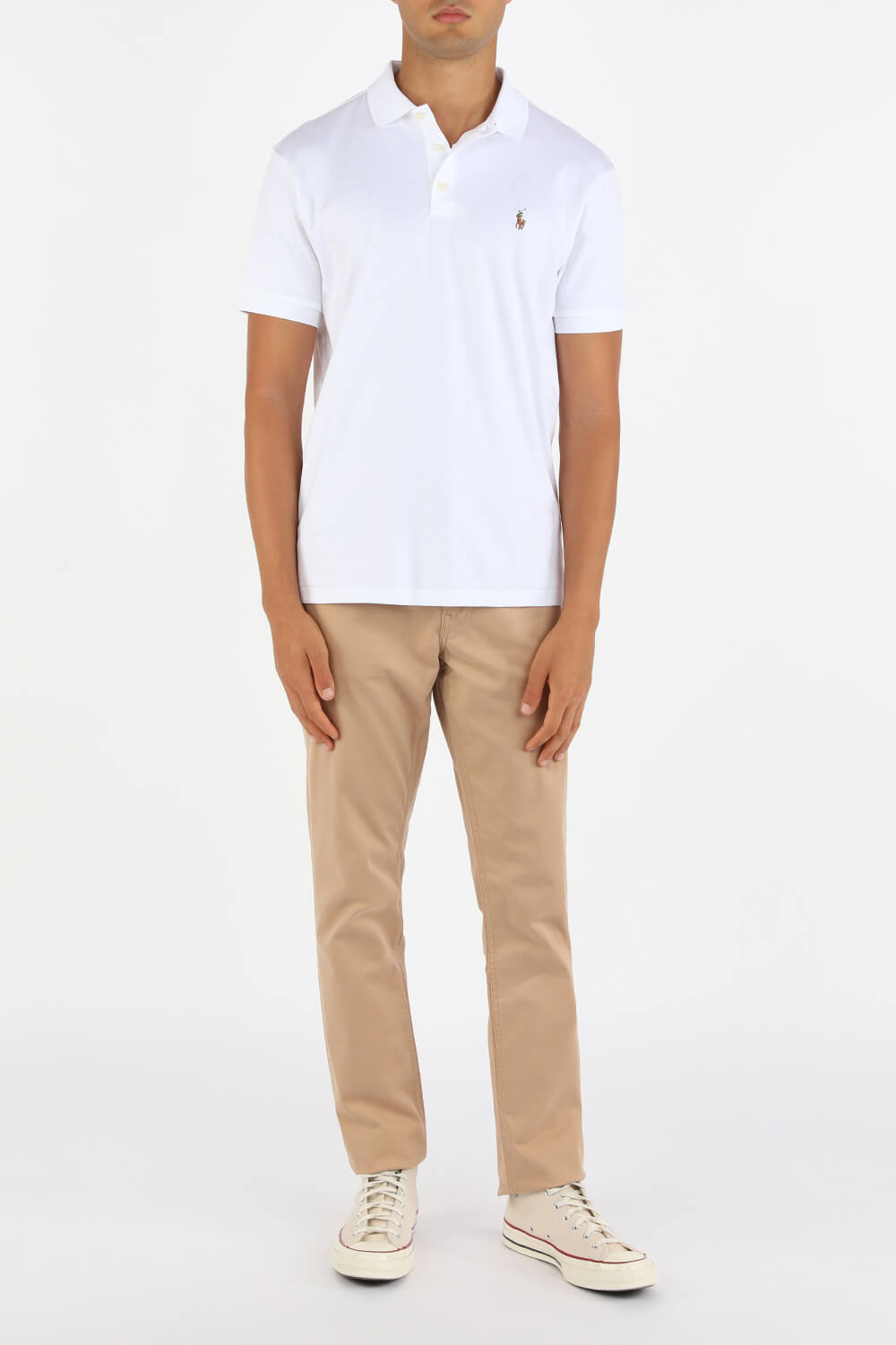 תמונת כל הלוק של חולצת פולו סלים עם לוגו רקום